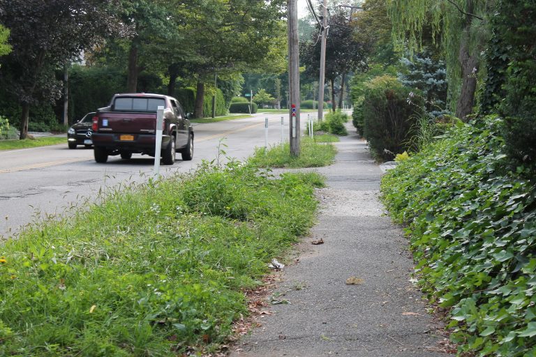 East Williston to replace asphalt sidewalks with pavers