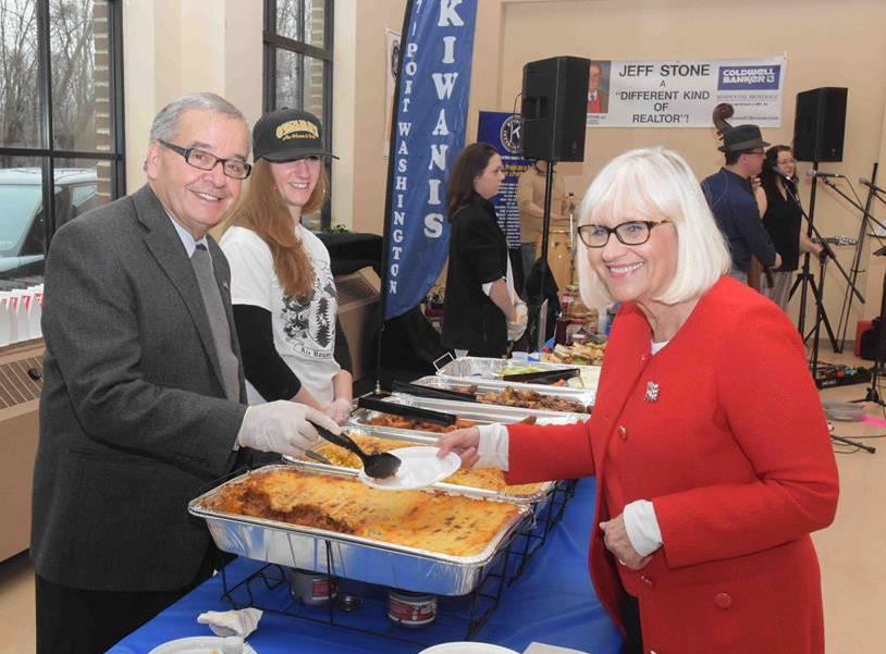 Assemblyman Anthony D’Urso dishing out dinner, O'Hara's Ale House Grill Manager Virginia Kohn and North Hempstead Town Supervisor Judi Bosworth. (Photo by Jeff Stone of the Kiwanis Club Manhasset-Port Washington)
