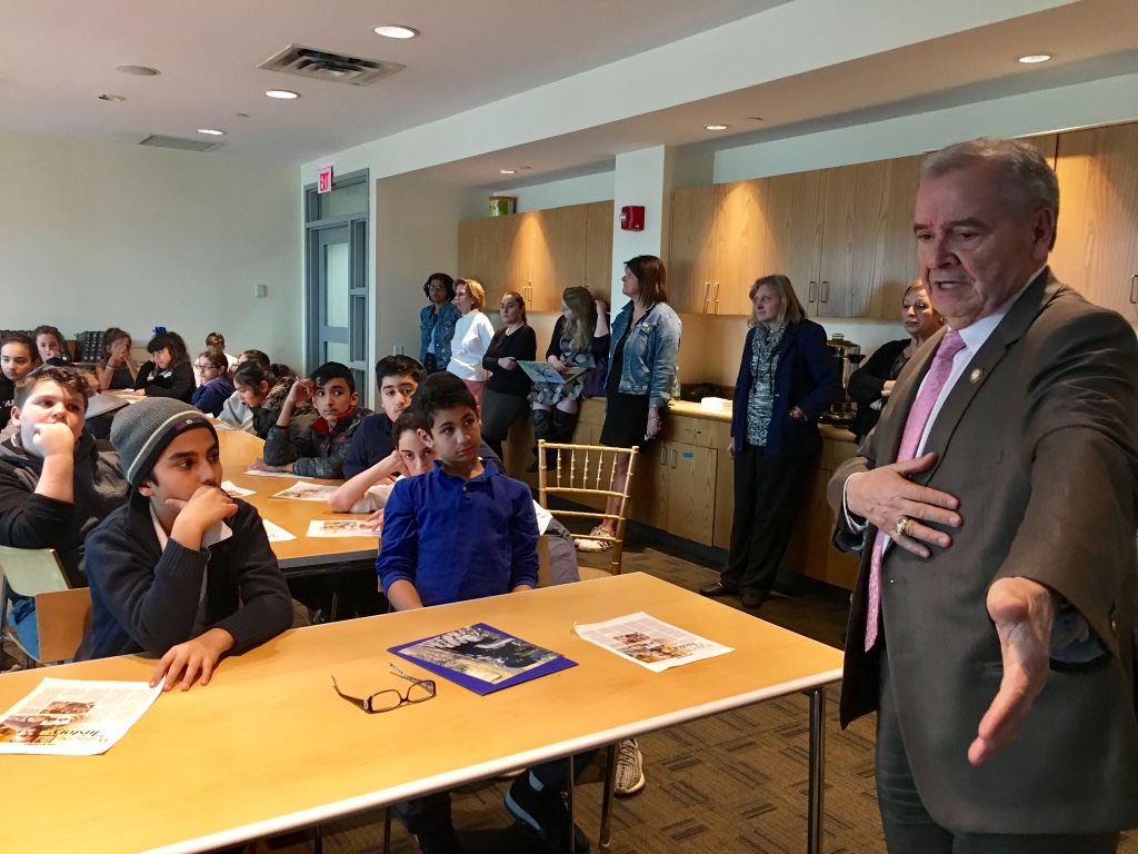 Assemblyman D’Urso telling his story to the children. (Photo courtesy of Silverstein Hebrew Academy)