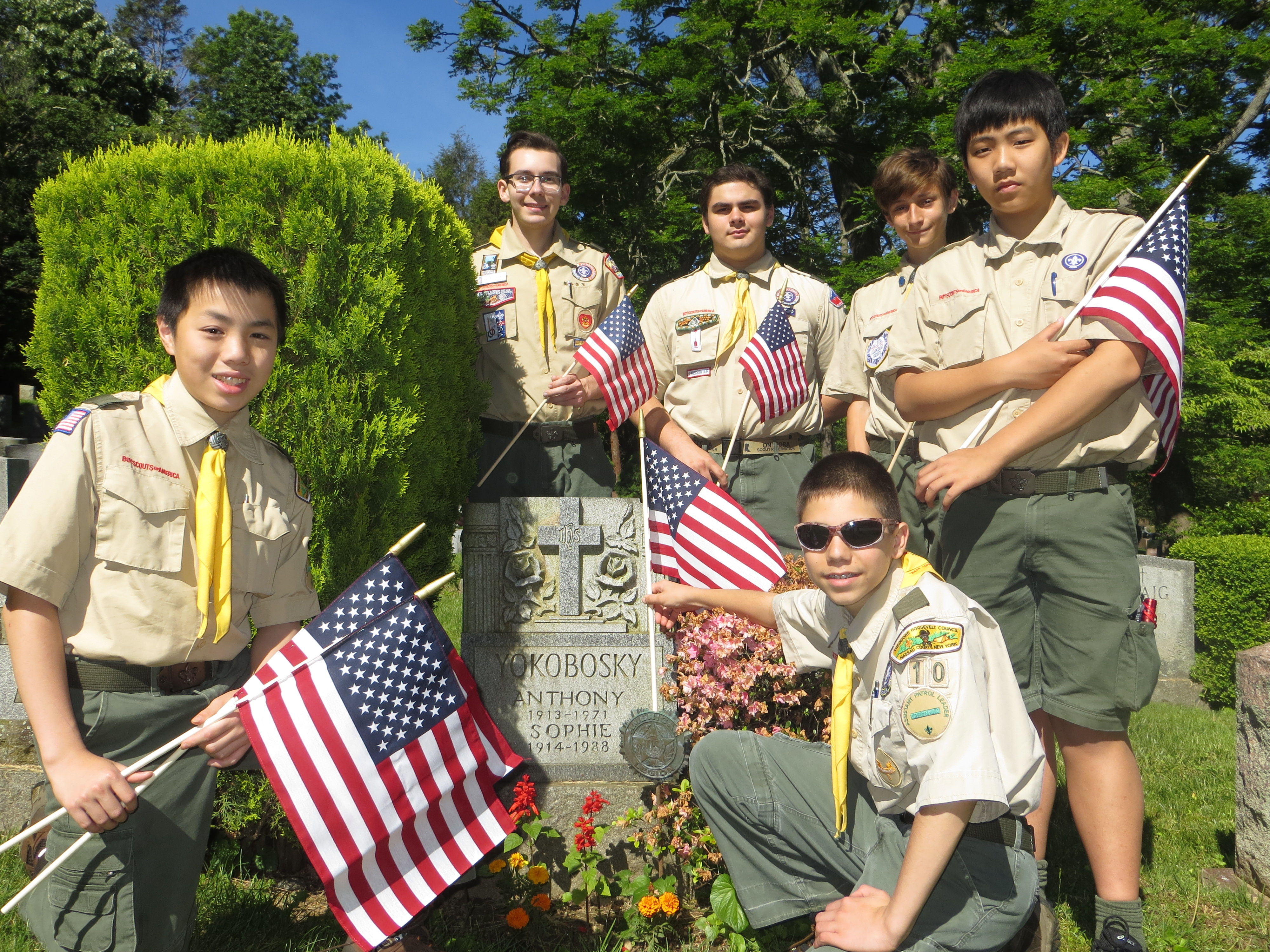 Every year on the Saturday before Memorial Day, Great Neck's Boy Scouts place flags on the graves of veterans. Many of these markers, however, have gone missing. (Photo courtesy of Donald Panetta)