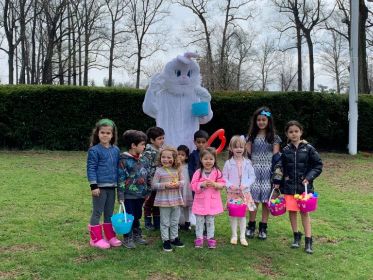 Manhasset Mothers’ Group holds Eggstravaganza