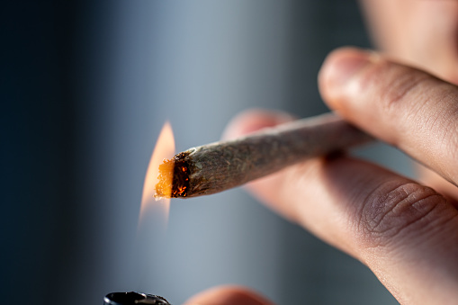 How To Light A Joint – 5 Easy Steps To Roll And Light A Joint Properly